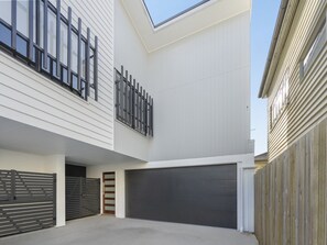 A modern building with a garage, a balcony, and a skylight. - Family Retreat With Garage and Outdoor BBQ (Brisbane)