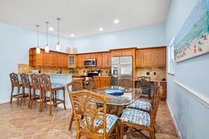 Dining - Wonderful 3/2 close to beach! Heated pool! (Holmes Beach)
