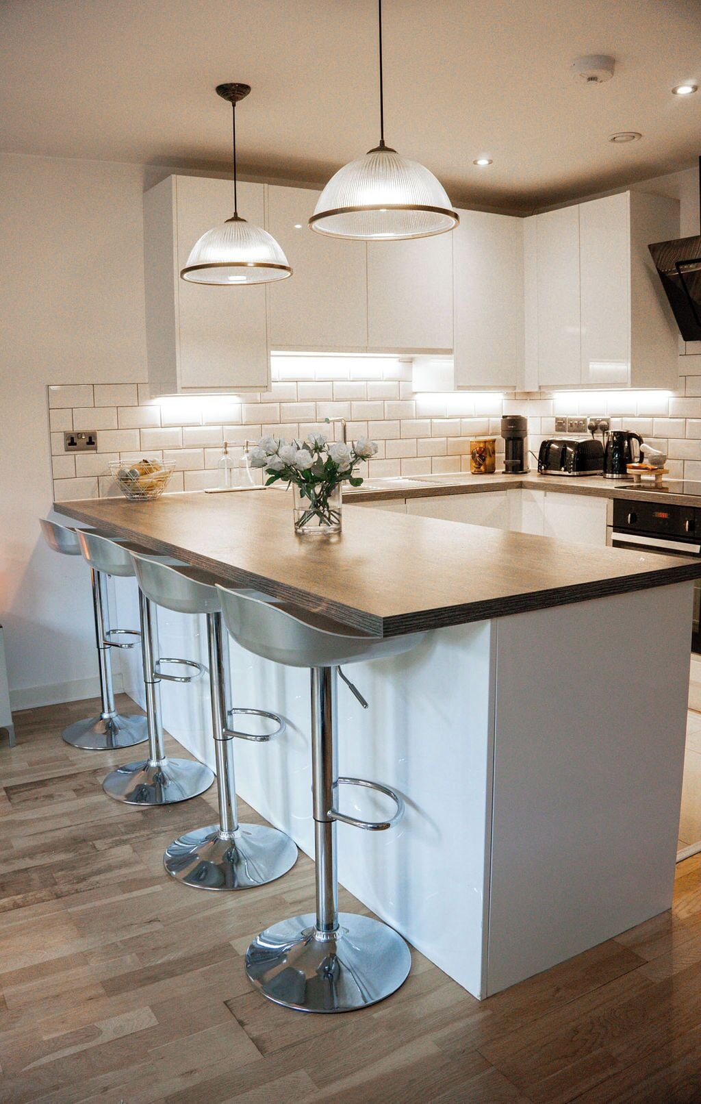 Mikrobølgeovn, ovn, kokeplater og oppvaskmaskin