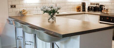 Mikrobølgeovn, ovn, kokeplater og oppvaskmaskin