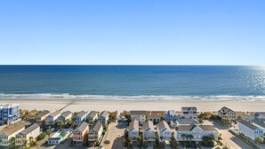 Una zona residencial costera con casas que dan al mar.