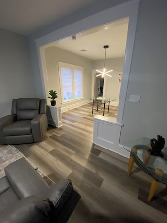 Smart TV, fireplace. Stunning 2-bedroom apartment with all amenities!