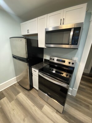 Refrigerador, microondas, horno y parrilla de estufa 