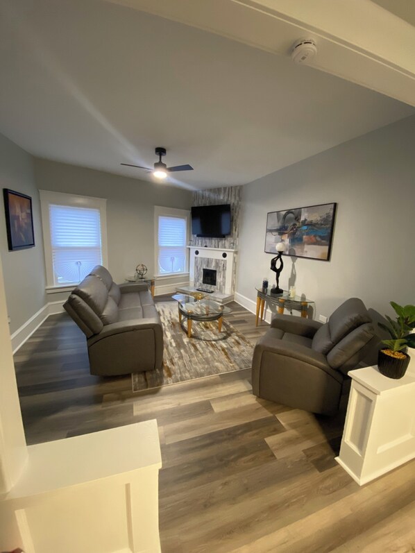 Smart TV, fireplace