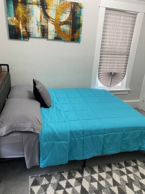 2 slaapkamers, een strijkplank/strijkijzer, gratis wifi, beddengoed