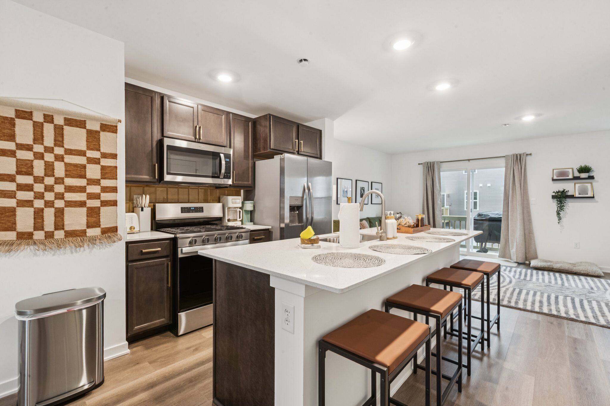 Een magnetron, een oven, een kookplaat, een vaatwasser