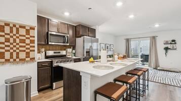 Een magnetron, een oven, een kookplaat, een vaatwasser