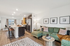 TV - BRAND NEW 3-bedroom, 2.5 bath townhome with 70 inch TV (Bull Valley)