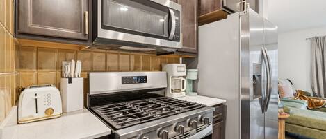 Een microgolfoven, een oven, een kookplaat, een vaatwasser