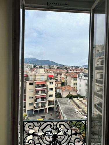 Peaceful 1-bedroom apartment in nice perfect for relaxing stays top floor