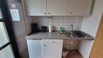 Jääkaappi, mikroaaltouuni, kahvin-/teenkeitin, vedenkeitin