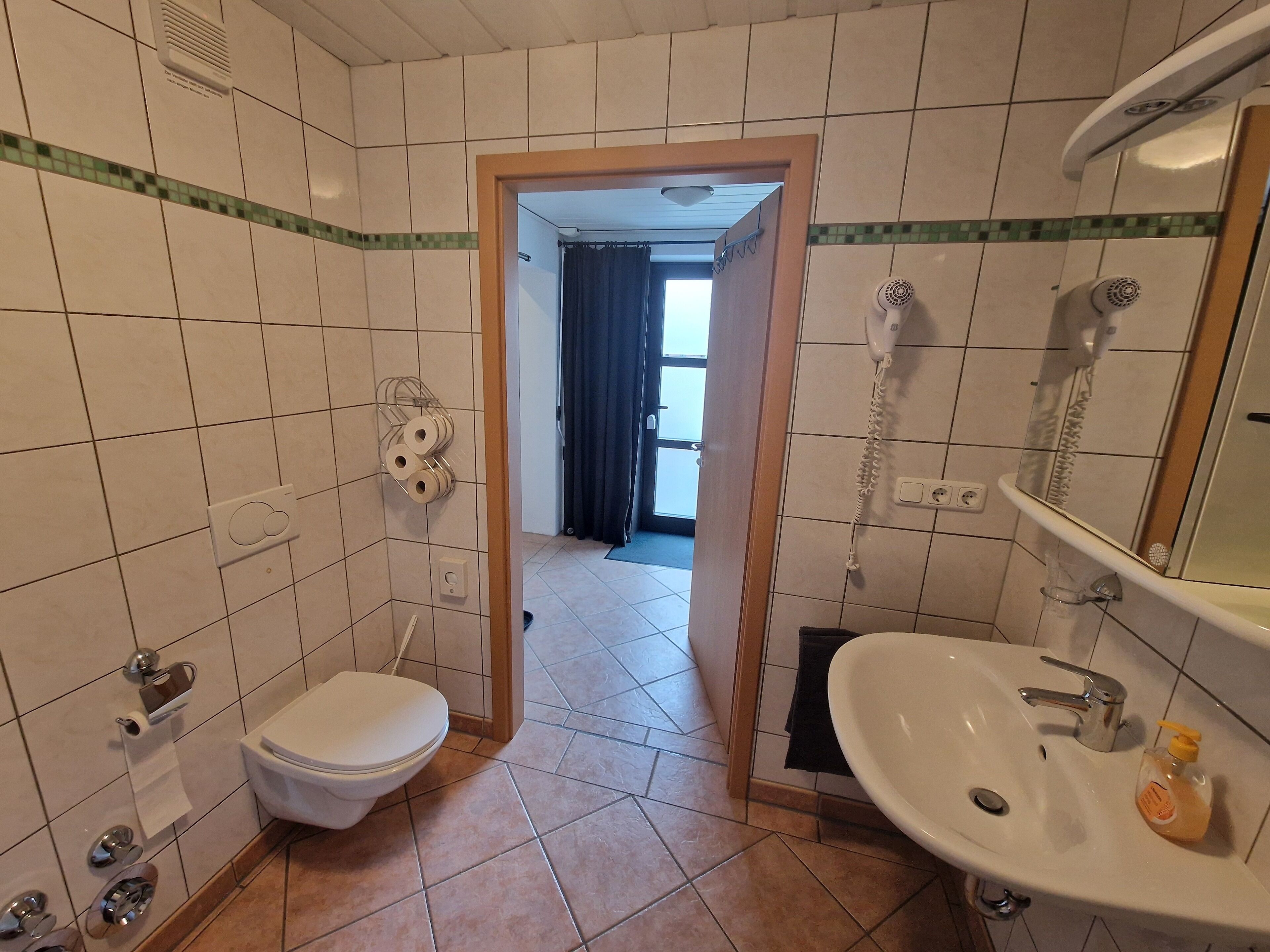 Een douche, een haardroger, handdoeken, zeep