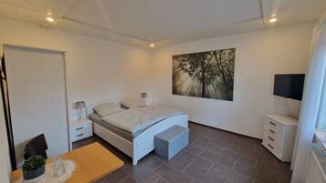 Cuna de viaje, wifi gratis, ropa de cama