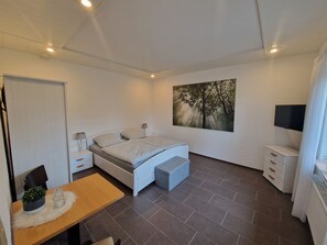 Cuna de viaje, wifi gratis, ropa de cama