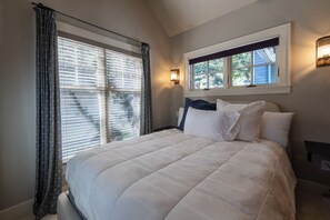 A bedroom with a large bed, a window with blinds, and a wall-mounted light fixture. - Your Luxury Private Telluride Getaway – Steps from Main Street & the Gondola (Telluride)