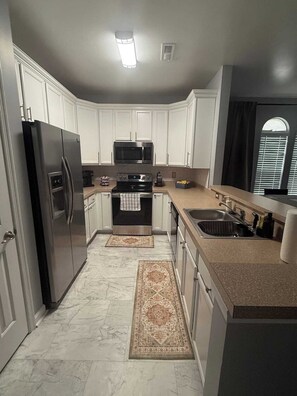 Kjøleskap, mikrobølgeovn, ovn og kokeplater