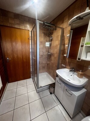 Dusche, Haartrockner, Handtücher, Seife