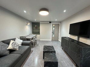 Smart TV - Modern, comfortable apartment close to transport networks and town centre (Stockport)