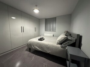 Iron/ironing board, free WiFi, bed sheets - Modern, comfortable apartment close to transport networks and town centre (Stockport)