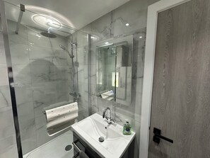 Dusche, Haartrockner, Handtücher, Seife