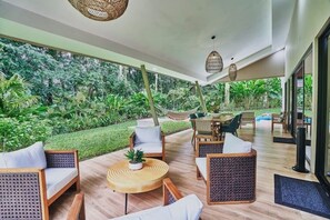 Outdoor dining - Garden House with Private Pool and Forest Views (La Fortuna de San Carlos)