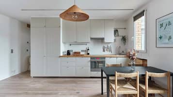 Apartamento | Cozinha privada | Geladeira, micro-ondas, fogão, lava-louças