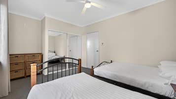 2 bedrooms, iron/ironing board, bed sheets