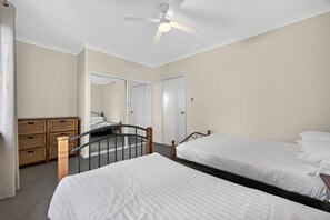 2 bedrooms, iron/ironing board, bed sheets - Serene 2-bed Apartment by the Canal (Perth)