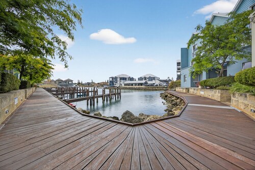 Serene 2-bed Apartment by the Canal