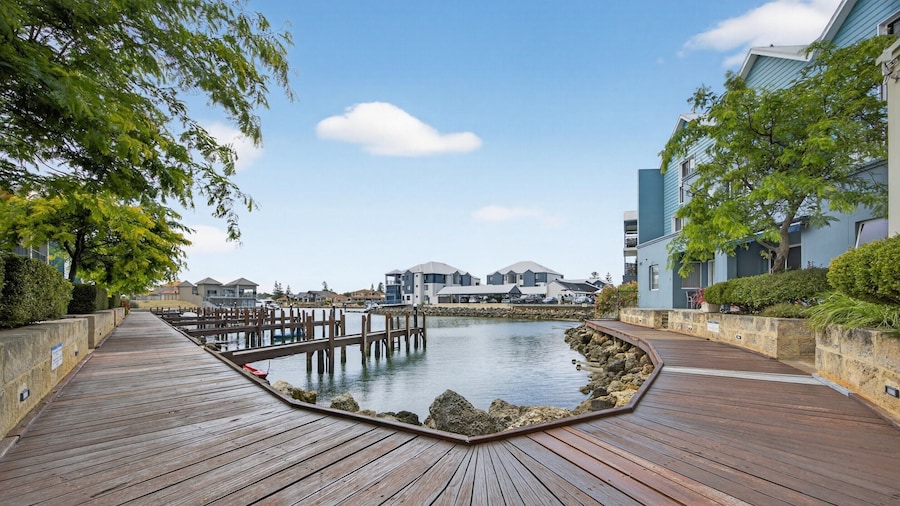 Serene 2-bed Apartment by the Canal