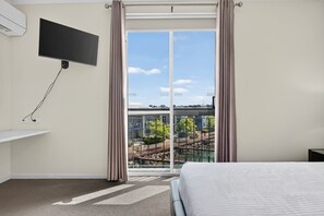 2 bedrooms, iron/ironing board, bed sheets - Serene 2-bed Apartment by the Canal (Perth)