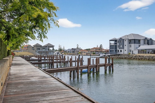 Serene 2-bed Apartment by the Canal