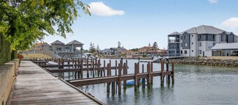 Serene 2-bed Apartment by the Canal