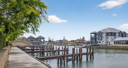 Serene 2-bed Apartment by the Canal
