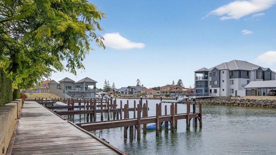 Serene 2-bed Apartment by the Canal