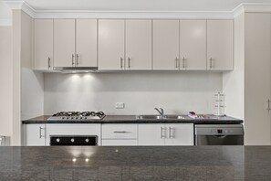 Private kitchen - Serene 2-bed Apartment by the Canal (Perth)