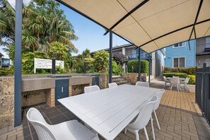 Outdoor dining - Serene 2-bed Apartment by the Canal (Perth)