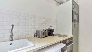 Apartment | Private kitchen | Fridge, microwave, oven, coffee/tea maker