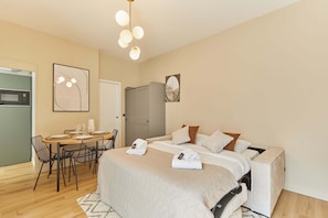 Apartamento | Ferros/tábuas de passar roupa, roupa de cama