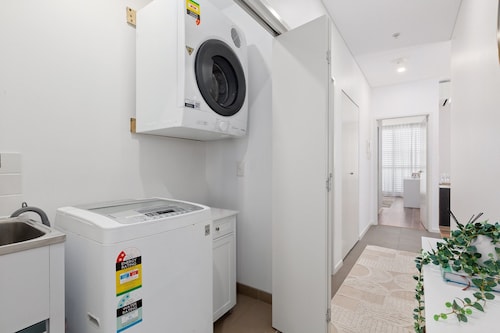 Central Redfern Home With Balcony Escape