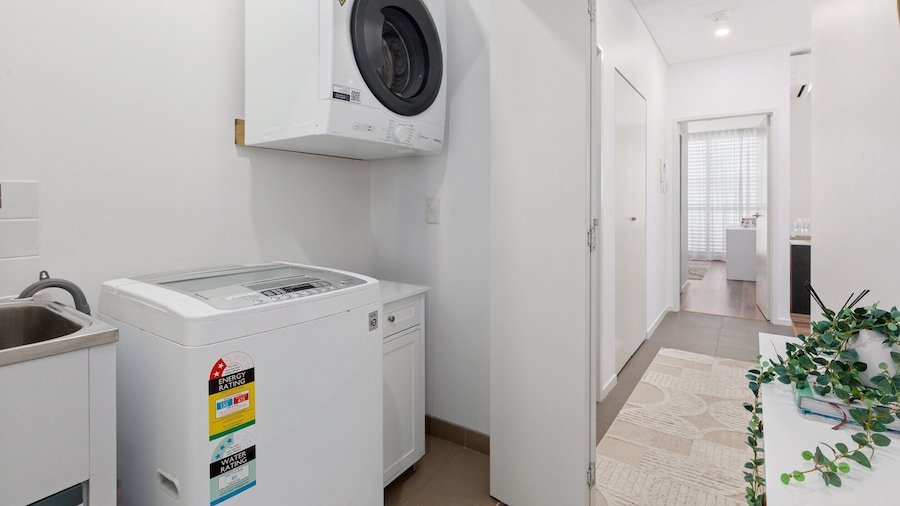 Central Redfern Home With Balcony Escape