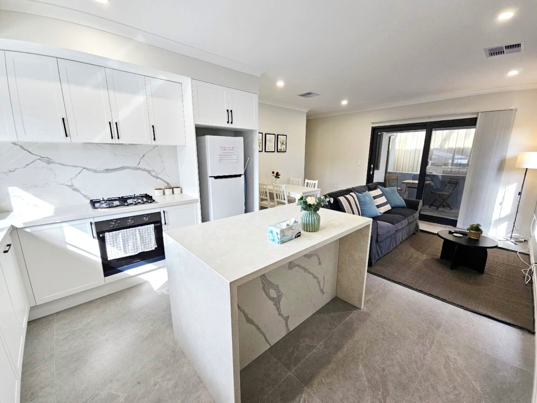 Full-sized fridge, microwave, oven, stovetop