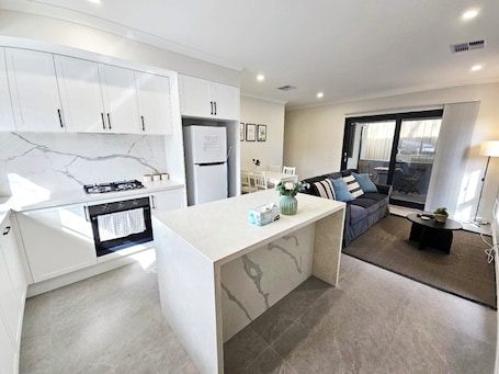 Full-size fridge, microwave, oven, stovetop. Premium Modern Homestay-Walk to Curtin University-Shared Kitchen
