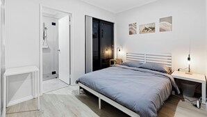 Desk, laptop workspace, iron/ironing board (on request), free WiFi - Premium Modern Homestay-Walk to Curtin University (Saint James)