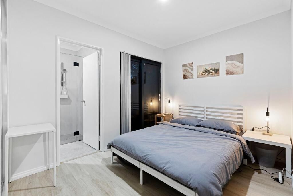 Desk, laptop workspace, iron/ironing board, free WiFi