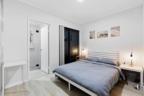 Desk, laptop workspace, iron/ironing board, free WiFi - Premium Modern Homestay Walk to Curtin  (Saint James)