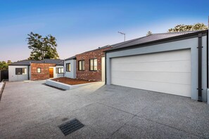 Front of property - Premium Modern Homestay-Walk to Curtin University-Shared Kitchen (Saint James)