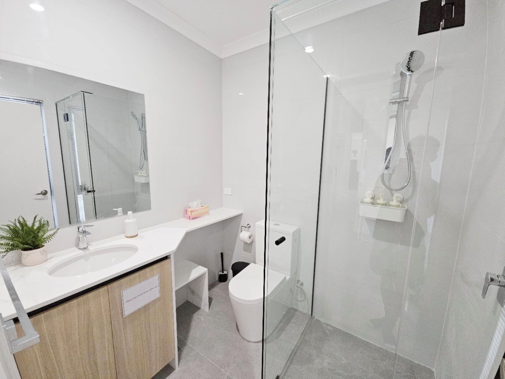 Deluxe Double Room, 1 Queen Bed | Bathroom | Shower, free toiletries, hair dryer, towels