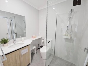 Deluxe Double Room, 1 Queen Bed | Bathroom | Shower, free toiletries, hair dryer, towels - Premium Modern Homestay Walk to Curtin  (Saint James)