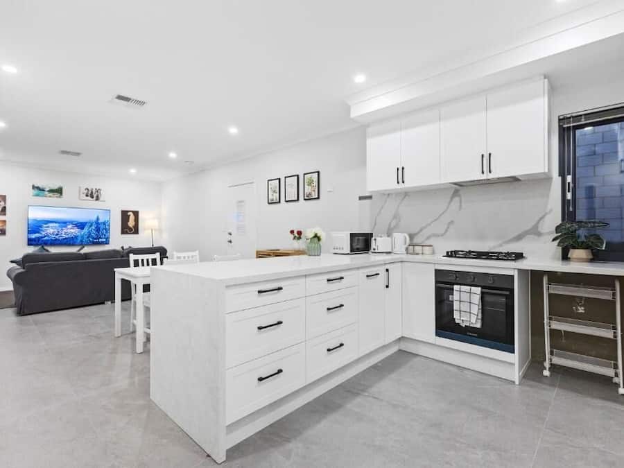 ثلاجة/مجمد بحجم كبير، ميكروويف، فرن، موقد طهي مسطح